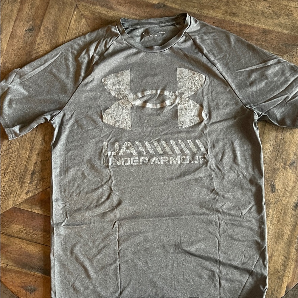 Under Armour Men's Gray T-Shirt Medium
